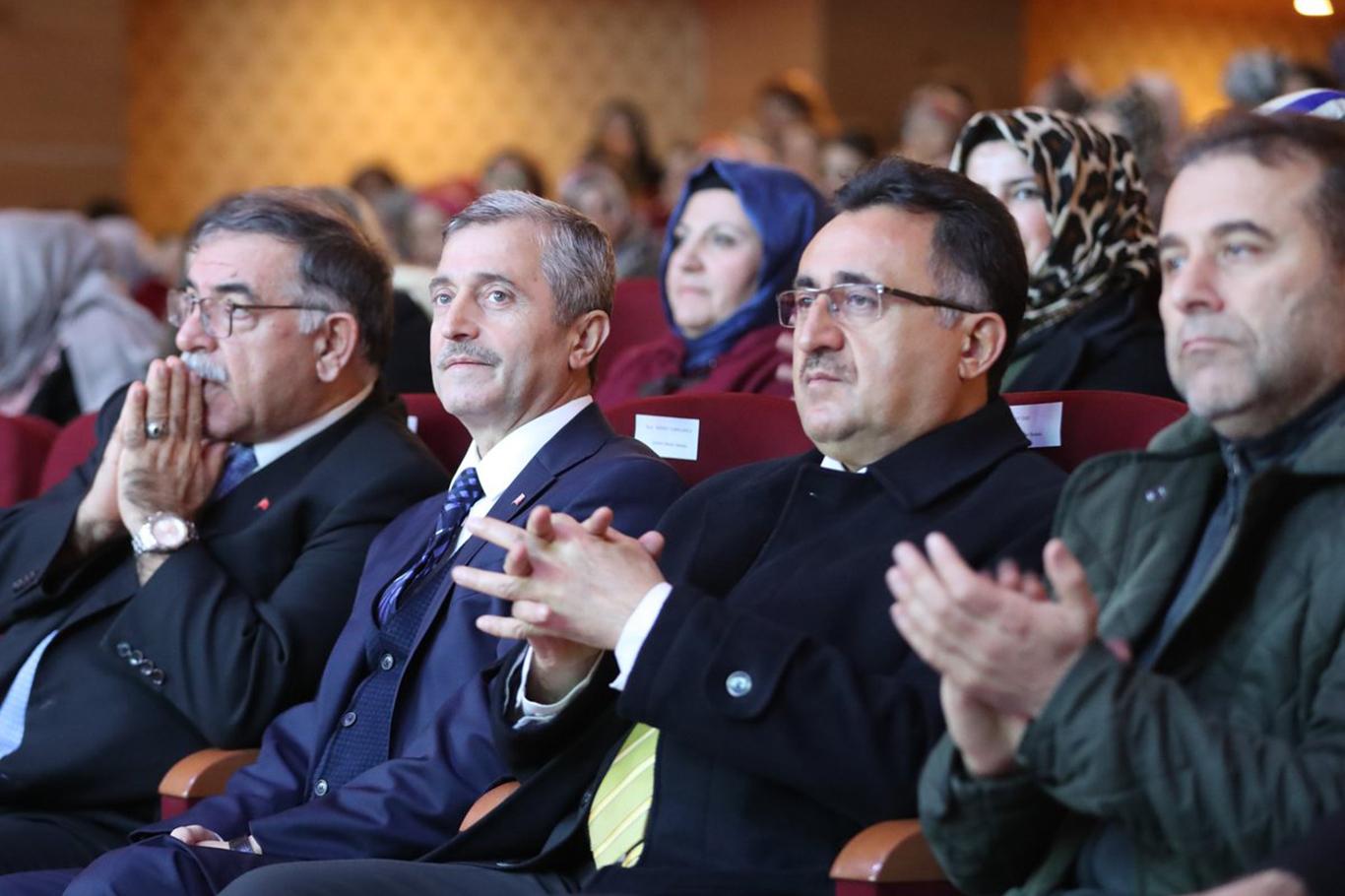 "İslam bilim adamları her zaman teknolojiye öncülük etmiştir" "İslam bilim adamları her zaman teknolojiye öncülük etmiştir"